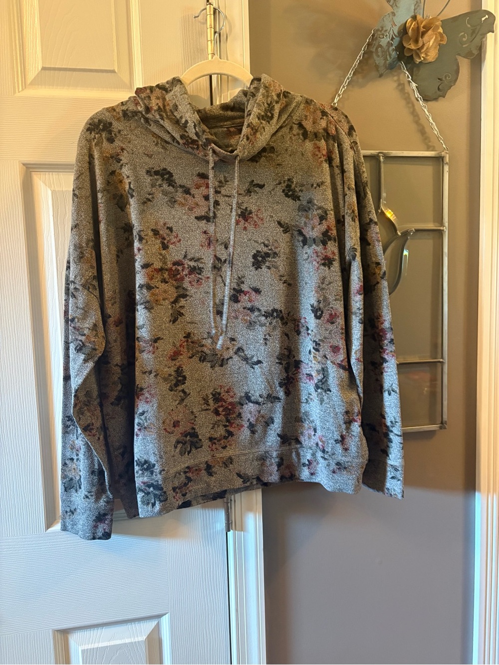🤪 3 for $15! Maurices Floral Hooded Pullover Top XL Gray Burgundy